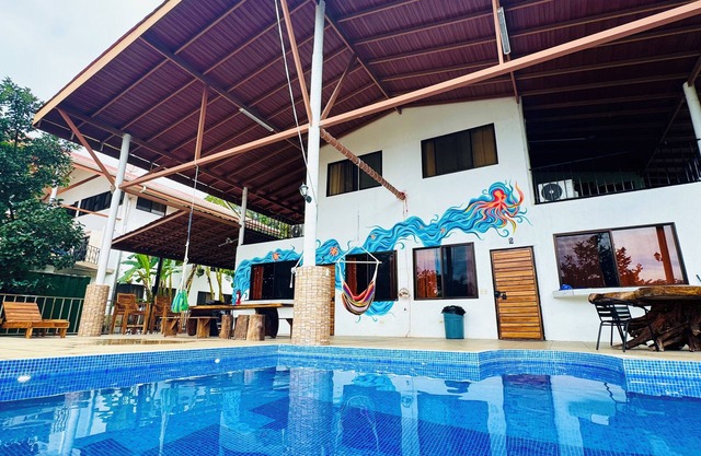 Beautiful poolside condo! Great location! AC+