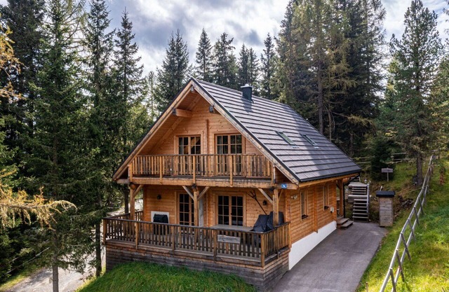 Beautiful private villa for 8 guests with WIFI, TV, balcony and parking