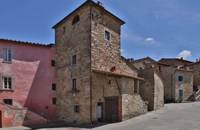 Beautiful private villa with hot tub, WIFI, A/C, TV, pets allowed and parking, close to Arezzo