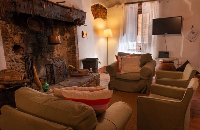 Beautiful private villa with WIFI, A/C, TV, patio, pets allowed and parking, close to Arezzo