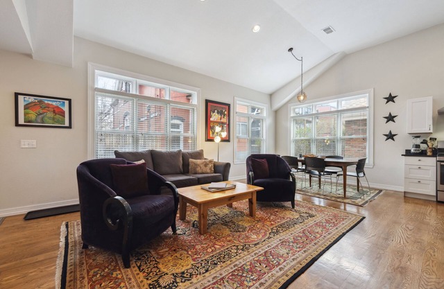 Beautiful Private Carriage House, Heart of Denver, Quiet Yet Close to Everything