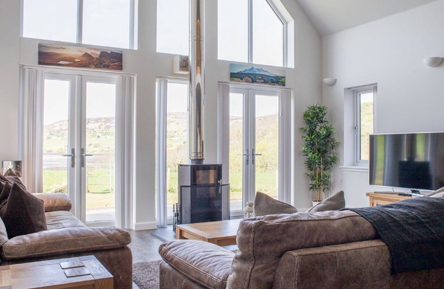 Beautiful private villa for 10 guests with hot tub, WIFI, TV, patio, pets allowed and parking