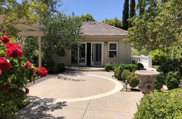 Beautiful private guesthouse in upscale neighborhood