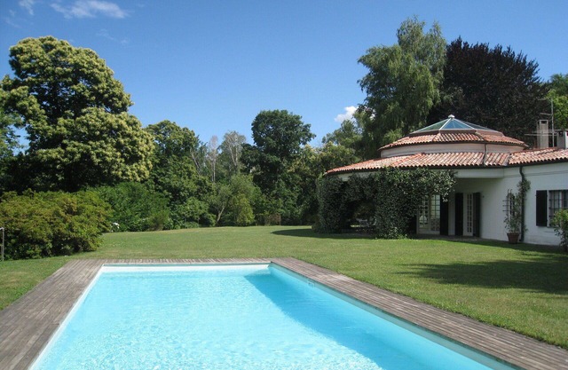 Beautiful private villa for 12 people with private pool, WIFI, TV, patio and parking