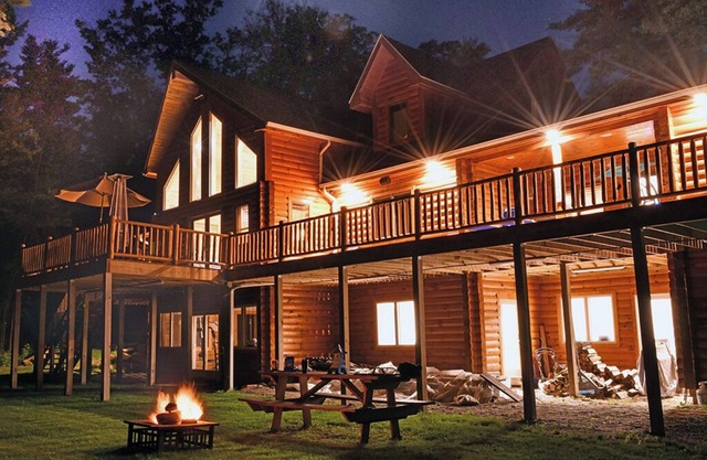 Beautiful Private Lakefront new Log Home