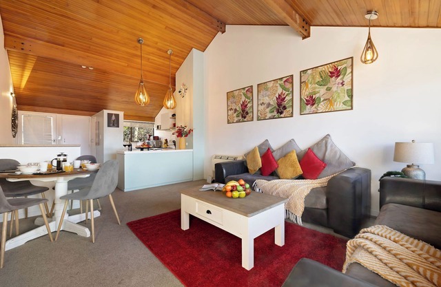 BEAUTIFUL PRIVATE SPA LAKE VIEW CITY TOWNHOUSE