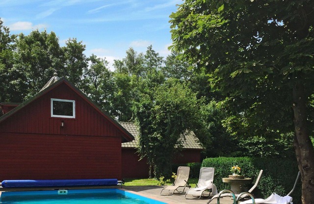 Beautiful private villa for 8 guests with WIFI, pool, TV, pets allowed and parking