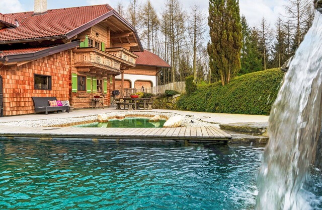 Beautiful private villa for 10 people with hot tub, TV, patio, pets allowed and parking