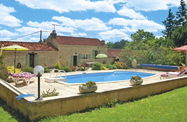 Beautiful private villa with A/C, WIFI, private pool, TV, terrace, pets allowed and parking