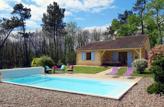 Beautiful private villa with WIFI, private pool, hot tub, TV, terrace, pets allowed and parking