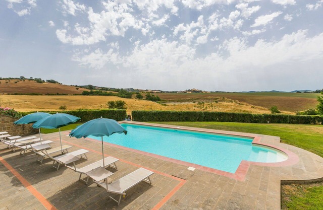 Beautiful private villa with private pool, WIFI, TV, patio, pets allowed, panoramic view and par.