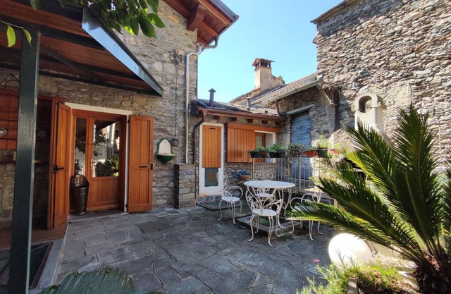 Beautiful private villa for 7 people with WIFI, A/C, TV, terrace and pets allowed