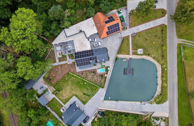 Beautiful private villa for 8 guests with hot tub, WIFI, TV, terrace and pets allowed