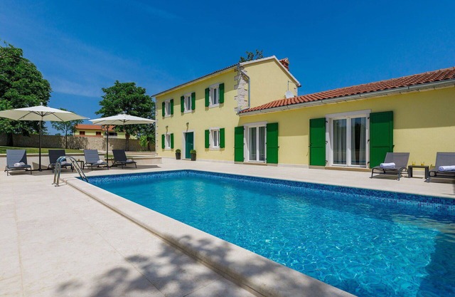 Beautiful private villa for 8 people with A/C, private pool, WIFI, TV, terrace and parking