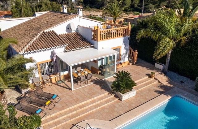 Beautiful private villa for 6 people with A/C, WIFI, private pool, TV, patio and parking