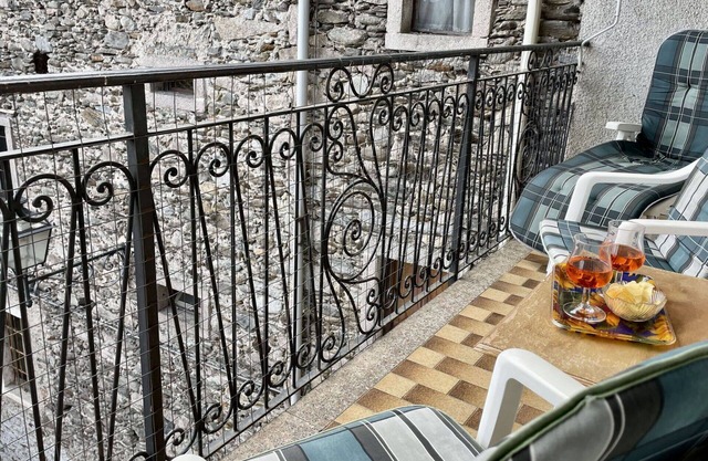 Beautiful private villa for 5 guests with WIFI, TV and balcony