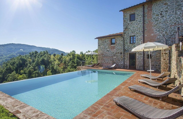 Beautiful private villa with private pool, hot tub, WIFI, TV, patio, pets allowed and parking