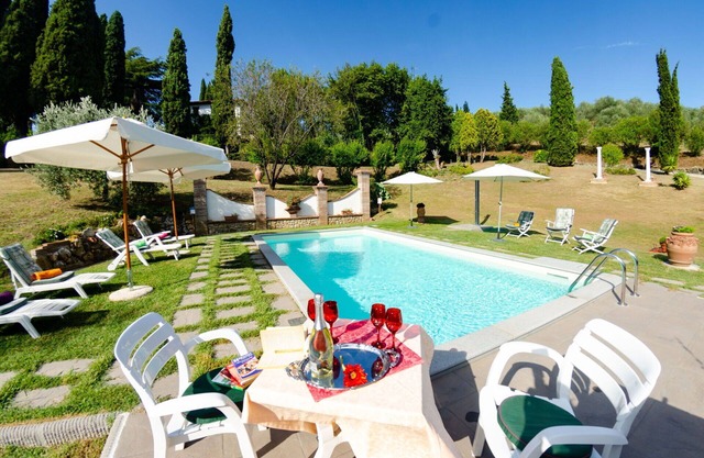 Beautiful private villa for 10 guests with private pool, WIFI, A/C, TV, pets allowed and parking