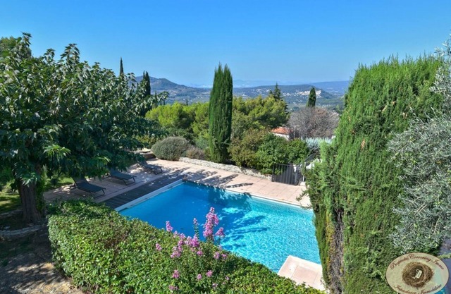Beautiful Provencal farmhouse with pool and tennis on the heights of Beausset