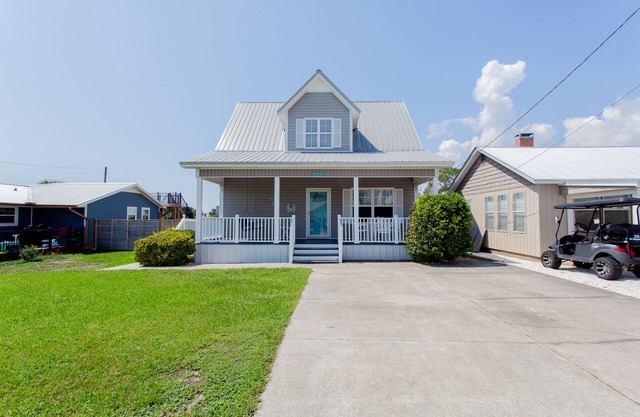 Beautiful Quaint Home Half a Block from the Beach! W/Gulf Views!