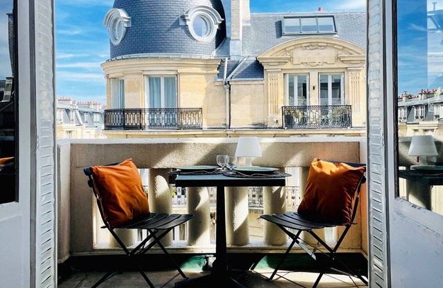 Beautiful, rare Architect's duplex near Trocadéro!