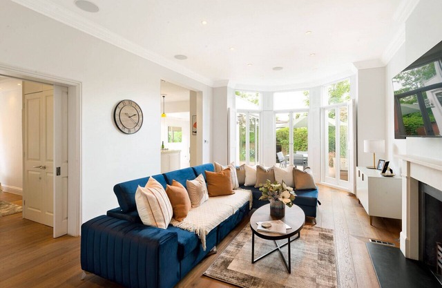 Beautiful Regents Park Apartment