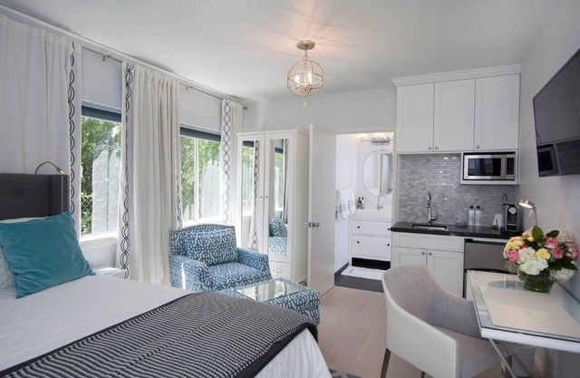 Beautiful renovated studio close to the ocean.