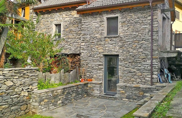 Beautiful, renovated rustico in typical style at the entrance to the Maggia Valley