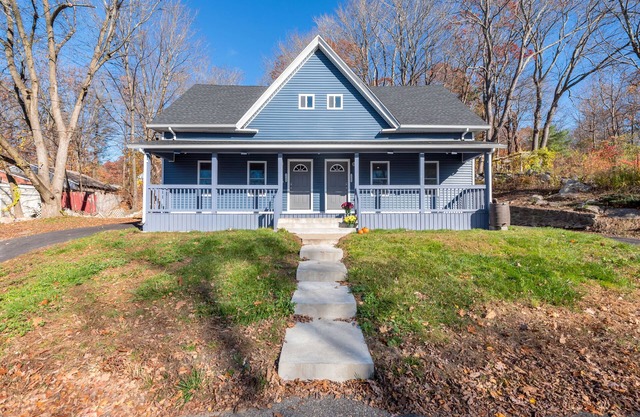 Beautiful Renovated Townhome w/parking