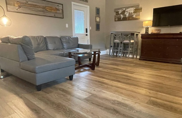 Beautiful Renovated Studio Close to Pensacola Beach