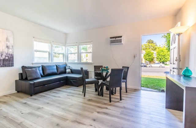 Beautiful&Renovated, Charming Garden Apartment in Valley Village