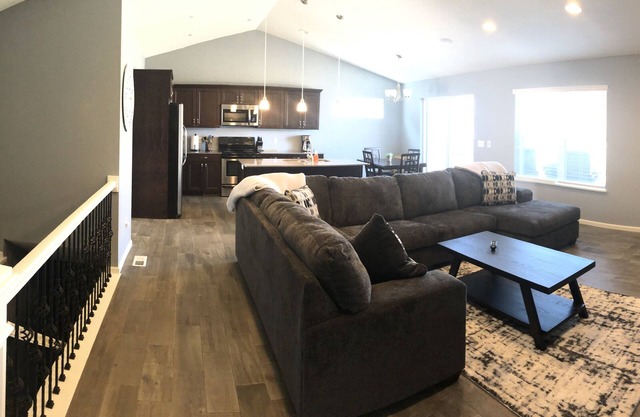 Beautiful retreat for multi-family fun - 1 mile from Lost Island Amusement Park!