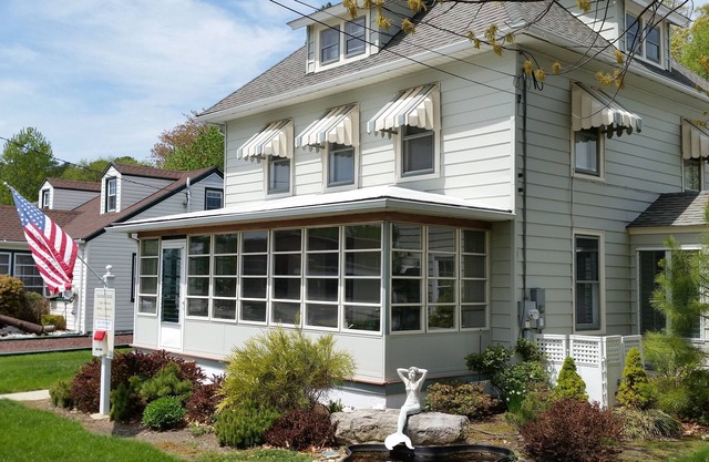 Beautiful Retreat Located in Rock Hall - walk to everything!