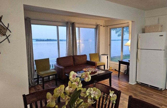 Beautiful riverfront cottage with dream views