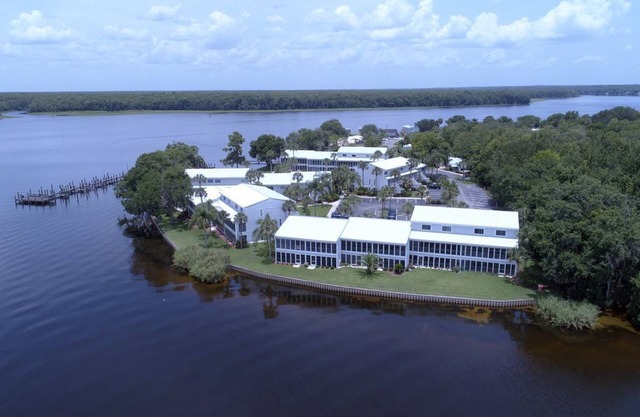 Beautiful Riverfront Getaway