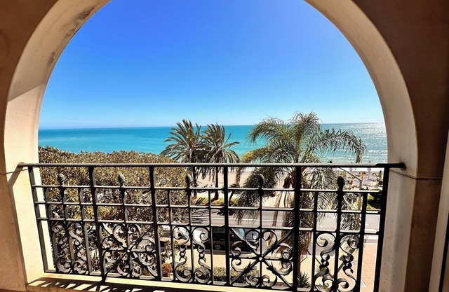 Beautiful seafront apartment with lovely terrasse with sea view and parking