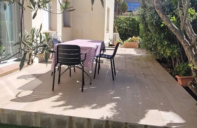 Beautiful seaside apartment in quiet neighborhood