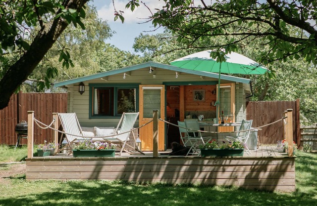 Beautiful secluded log cabin - in Kent orchard.