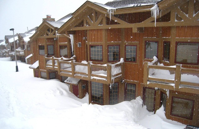 Beautiful Southwind ski in/out townhome w/hot tub in 7 Springs gated community.