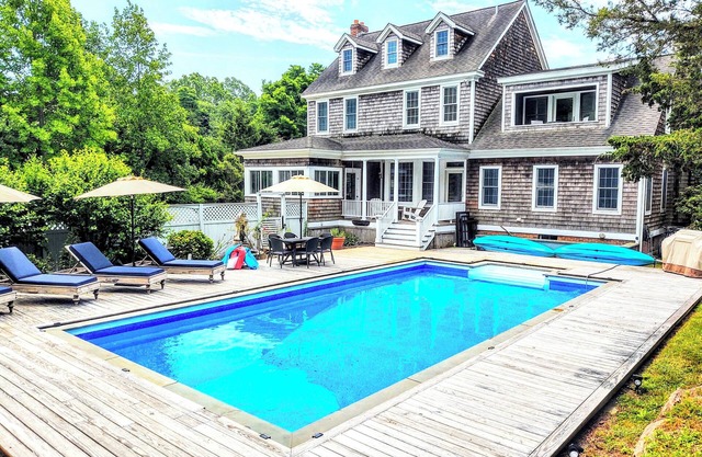 Beautiful Spacious Traditional Home w/Pool, 2 minutes from Beaches, Golf, Tennis