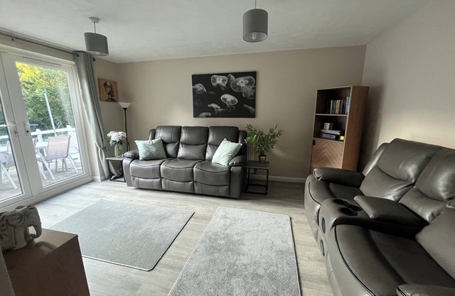 Beautiful & Spacious 2 Bed House, Sleeps 5: Easy access to Leeds & Bradford