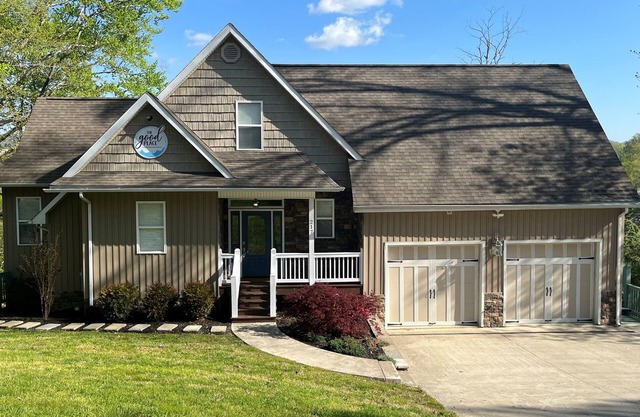 Beautiful spacious lakefront home-Just minutes from I-75-Close to ATV trails.