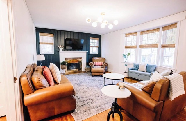 Beautiful Spacious 4 BR Retreat in Uptown with Fire Pit & Porch