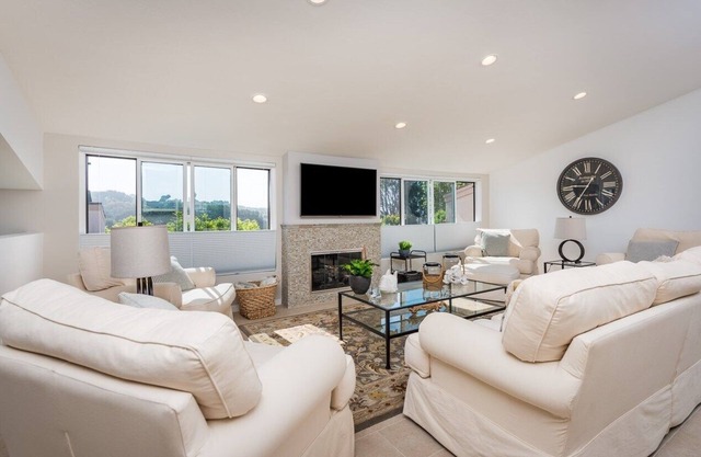 Beautiful Spacious Townhouse! Oceanfront Complex Walking Distance To Everything!