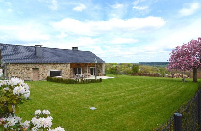 Beautiful stone cottage with panoramic views over the hills of the Ardens