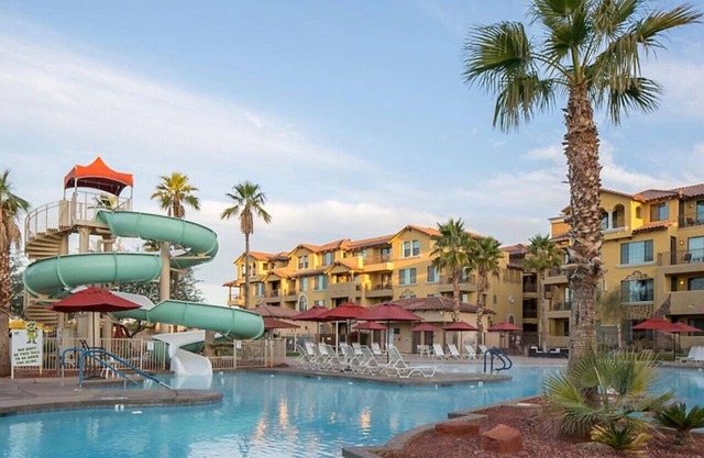 Beautiful Studio Apt in a great resort setting with fountains, courtyards, and pool with bar
