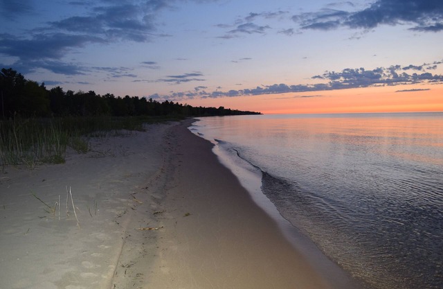 Beautiful studio cottage! Sandy Beachfront at your door step! Amazing sunrises!