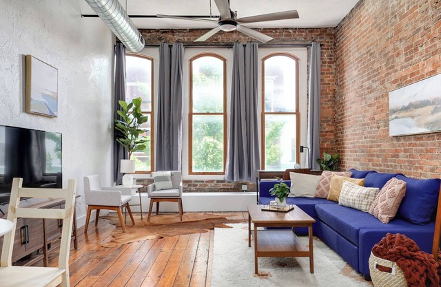 Beautiful Studio Loft with AC & Wifi on Historic C - Street in Springfield