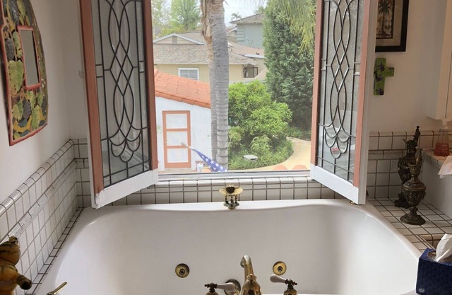 Beautiful studio with nice jacuzzi and steam bath in the shower