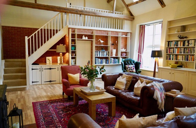 Beautiful, stylish barn. Family & pet friendly. Close to beach. 3 nights min.